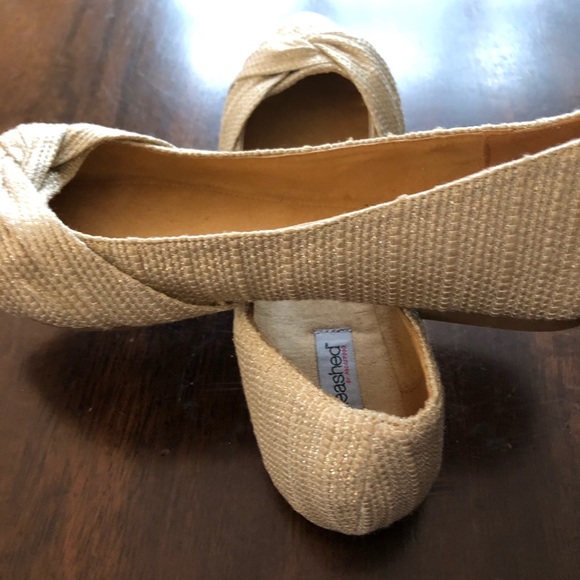 Cloth shoes - Picture 1 of 3